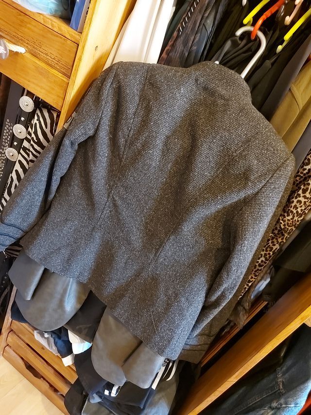 Americana gris con detalles