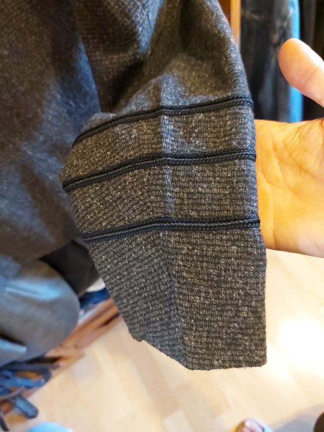 Americana gris con detalles