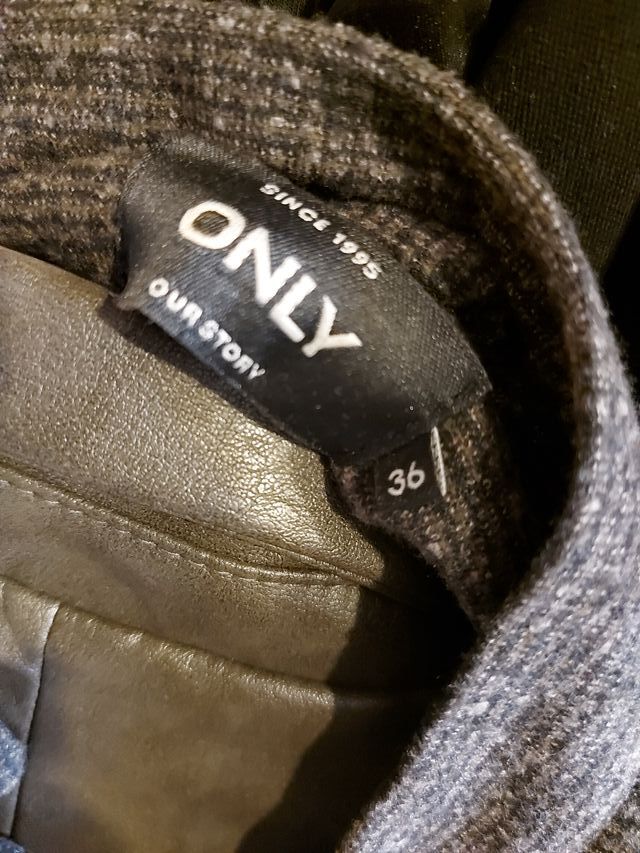 Americana gris con detalles