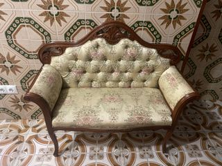 Sofá de madera y tela floral