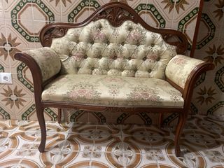 Sofá de madera y tela floral