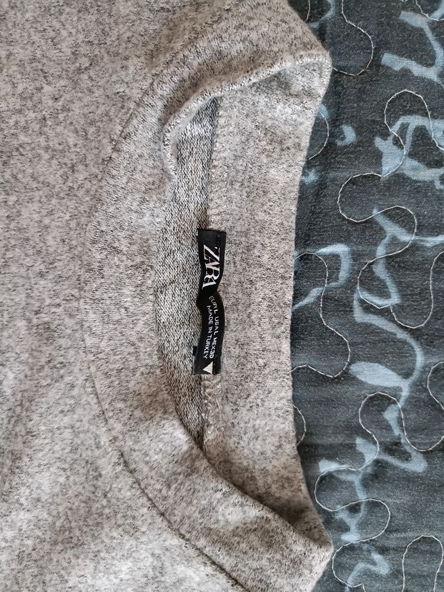 Jersey gris con perlas en hombros