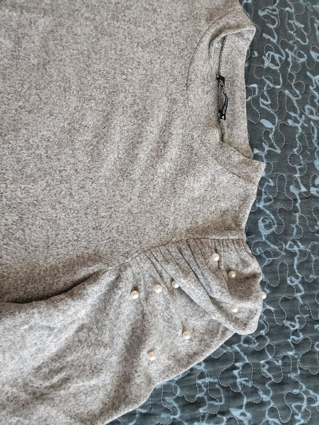 Jersey gris con perlas en hombros