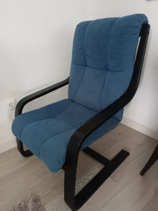 Sillón azul con estructura de madera
