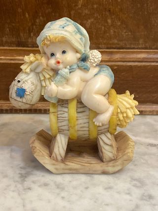 Figurina bimbo su cavalluccio resina