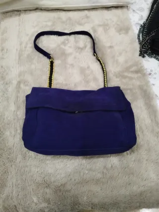 Bolso de hombro azul con detalles dorados
