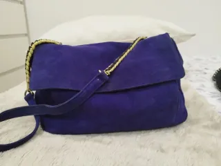 Bolso de hombro azul con detalles dorados