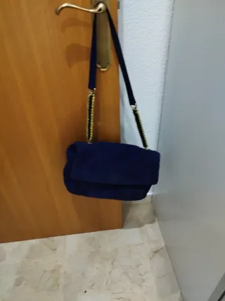 Bolso de hombro azul con detalles dorados