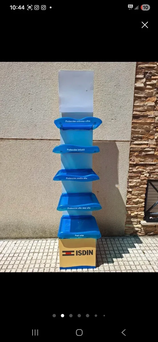 Prateleira vertical com 5 tabuleiros de metal