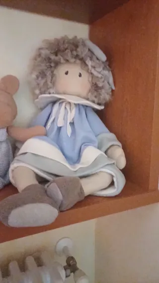 Bambola in stoffa con vestito azzurro
