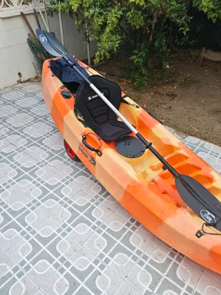 Kayak rígido naranja y amarillo