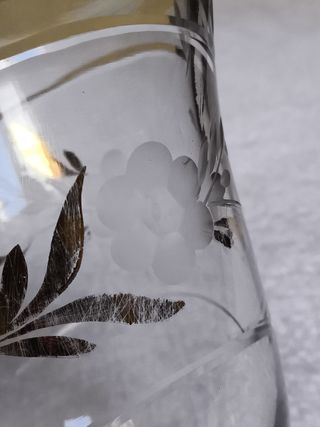 FLORERO, JARRON DE CRISTAL CON DETALLES DORADOS