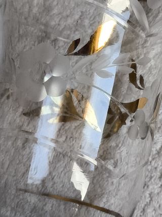 FLORERO, JARRON DE CRISTAL CON DETALLES DORADOS