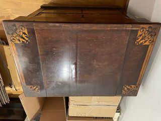 Cómoda de madera con incrustaciones