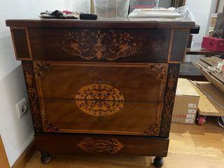 Cómoda de madera con incrustaciones