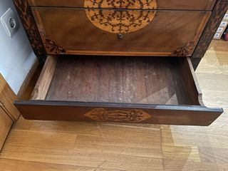 Cómoda de madera con incrustaciones