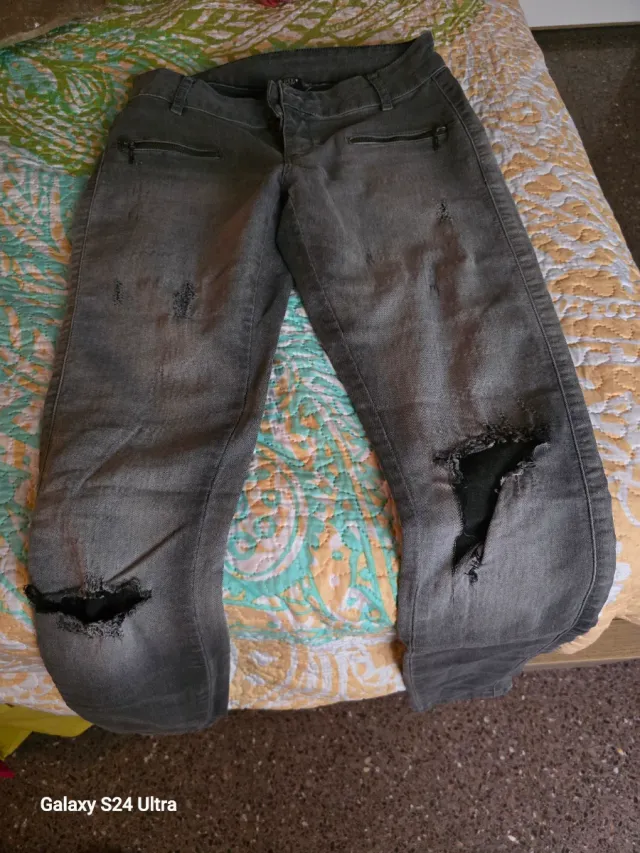 Pantalón mujer gris desgastado con cremalleras
