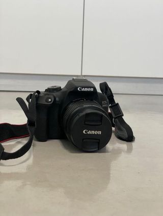 Cámara Canon EOS 2000D + Objetivo 18-55mm