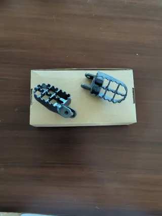 ESTRIBERAS DE MOTO, REPOSAPIES. Nuevas a estrenar