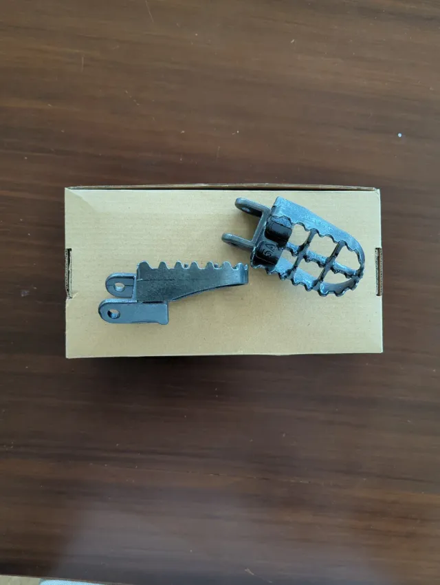 ESTRIBERAS DE MOTO, REPOSAPIES. Nuevas a estrenar