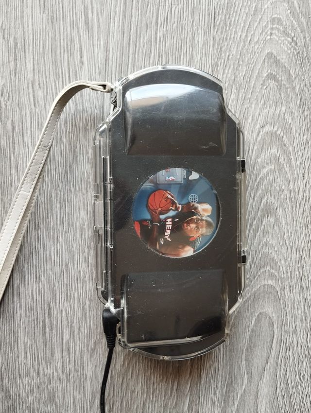 PSP 1004 con funda rígida y juego NBA