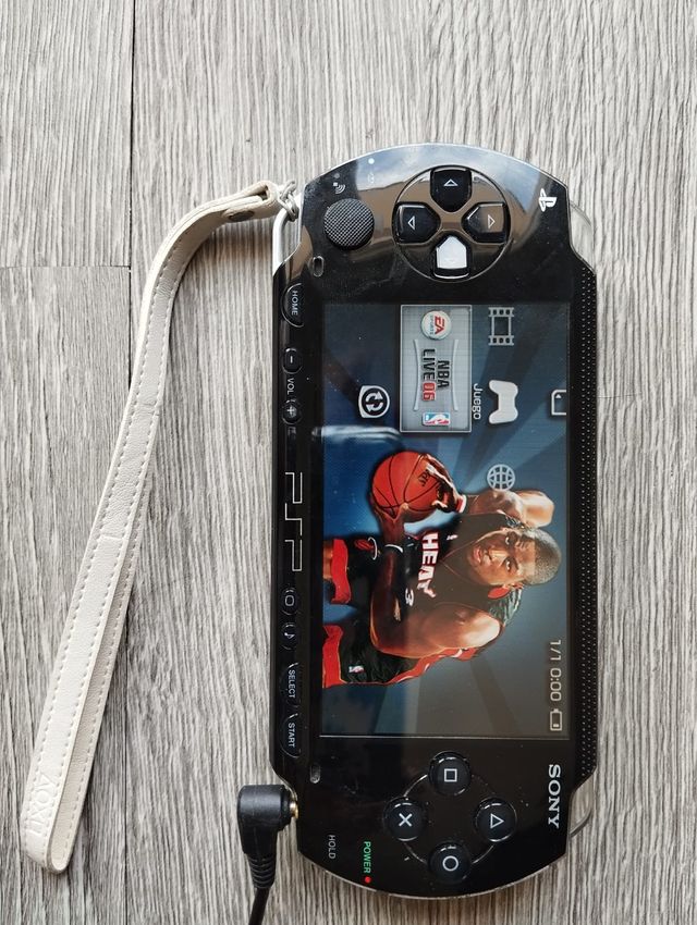 PSP 1004 con funda rígida y juego NBA