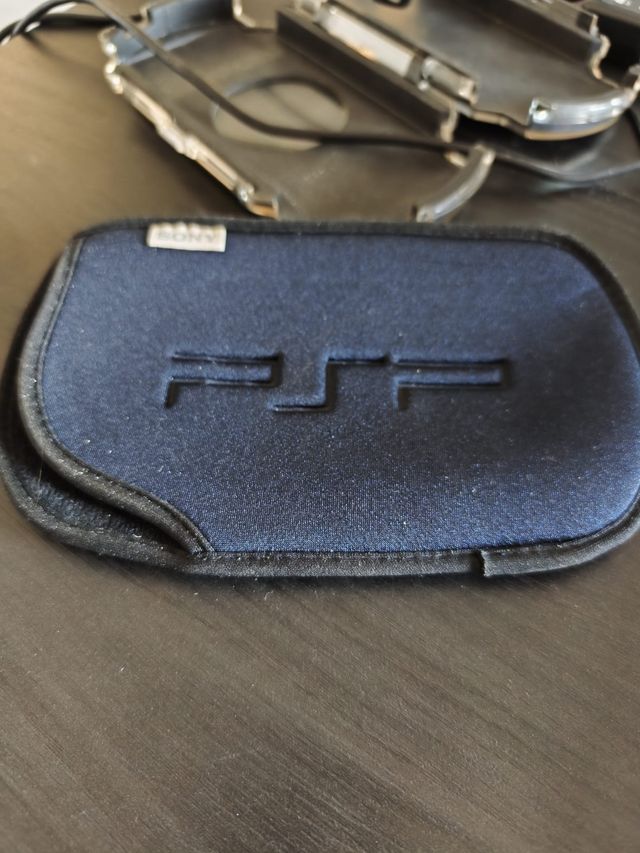 PSP 1004 con funda rígida y juego NBA