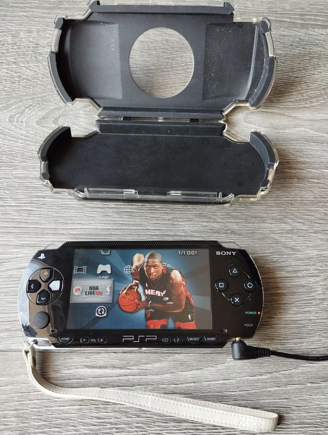 PSP 1004 con funda rígida y juego NBA