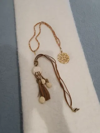 4 Collares Largos Beige y Dorado.