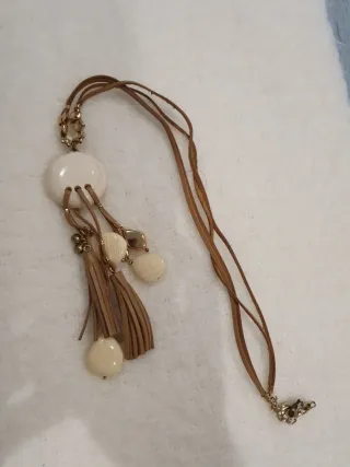 4 Collares Largos Beige y Dorado.