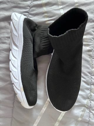 Playeras tipo calcetín negras y blancas