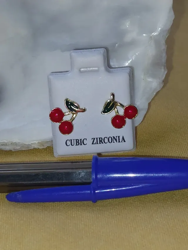 Pendientes de cereza dorados y rojos