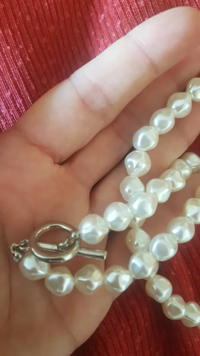 Collana perle finte con chiusura a T. Leggera.