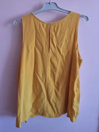 Blusa sin mangas color mostaza
