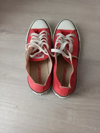 Zapatillas Converse Rojas y Blancas.