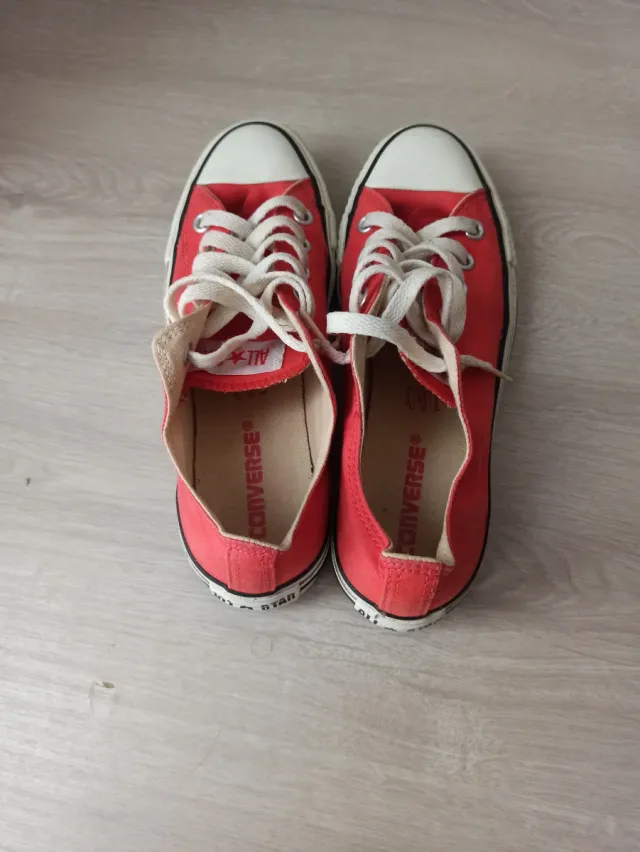 Zapatillas Converse Rojas y Blancas.