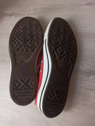 Zapatillas Converse Rojas y Blancas.