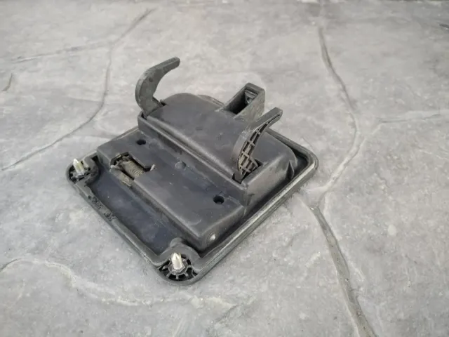 Maneta de puerta negra.