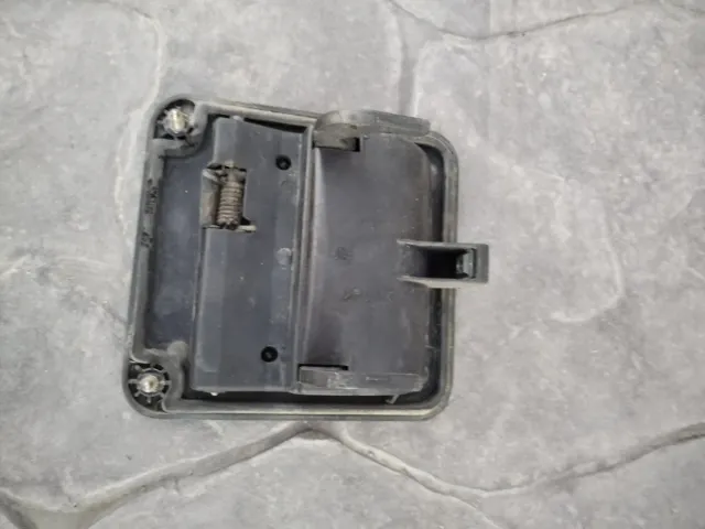 Maneta de puerta negra.