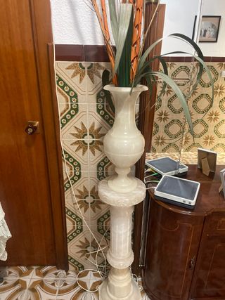 Torre decorativa de piedra y madera