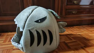 Cuccia per gatti con design a forma di squalo grigio