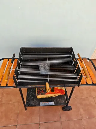 Barbecue a carbonella con ruote