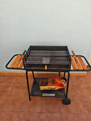 Barbecue a carbonella con ruote