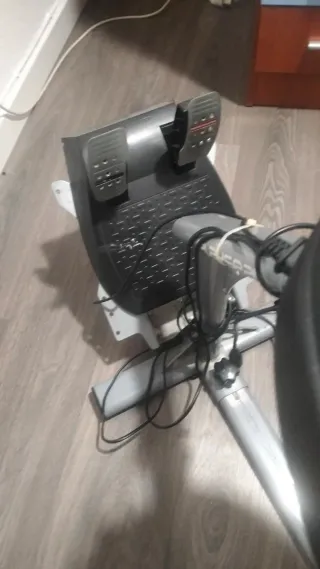 Playseat + Volante Thrustmaster Casi Nuevo