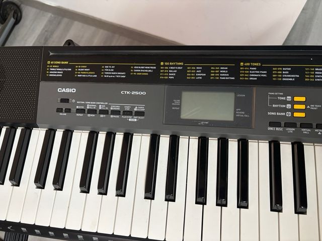 Teclado Casio CTK-2500 con soporte