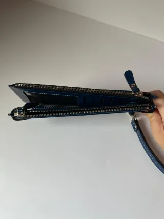 Monedero azul con correa