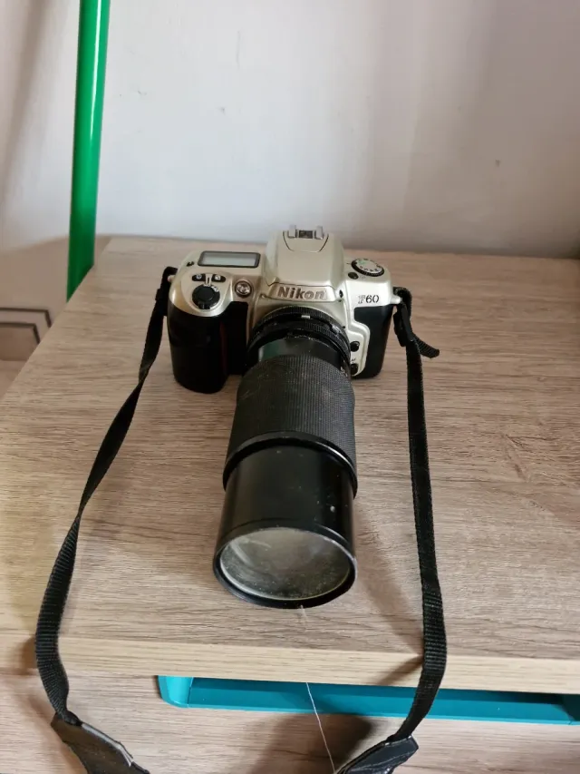 Cámara Nikon F60 Plata y Negra