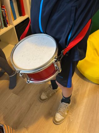 Tambor infantil rojo con correa