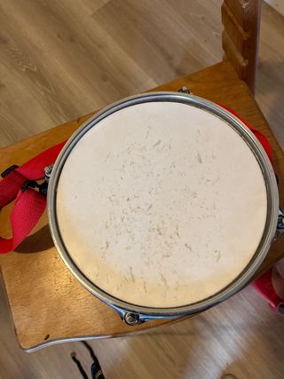 Tambor infantil rojo con correa