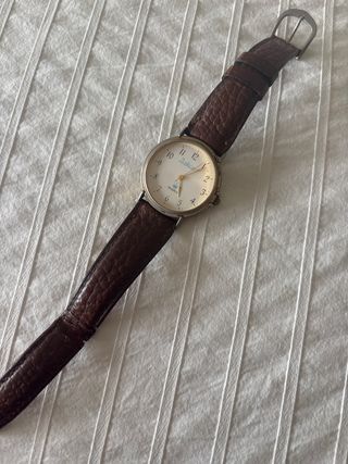 Reloj de pulsera marca salvar